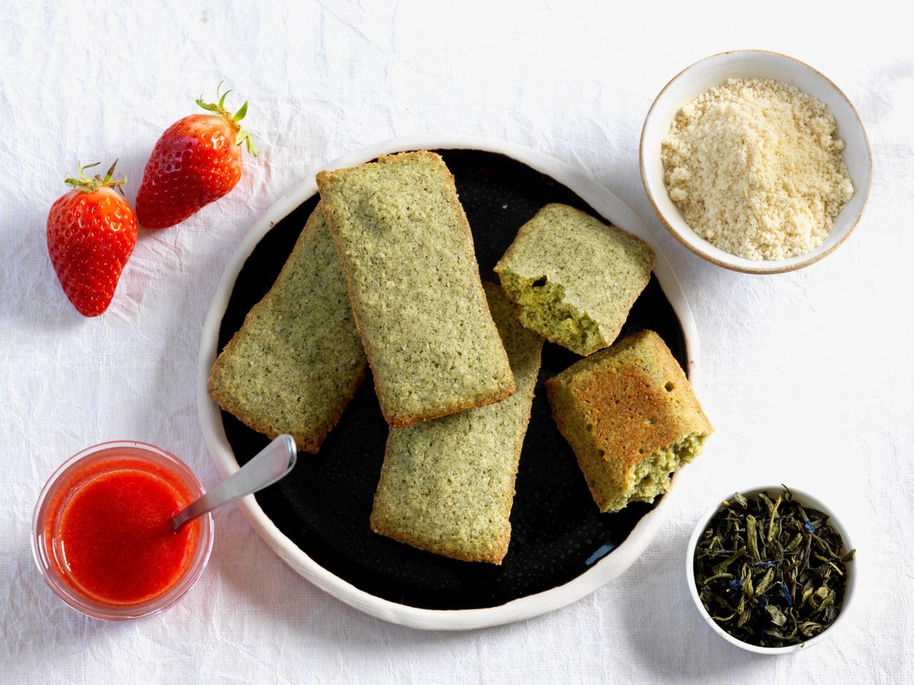 Financiers au thé vert et coulis de fraises Financiers au thé vert et coulis de fraises