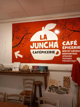 384-biocoop-la-juncha-st-jean-st-nicolas-magasin-alimentation-bio-cafe-coin-table.webp